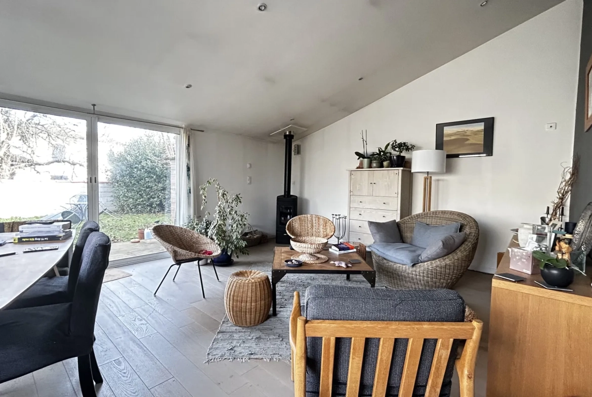 Charmante maison en pierre à Bessines avec jardin et deux chambres 