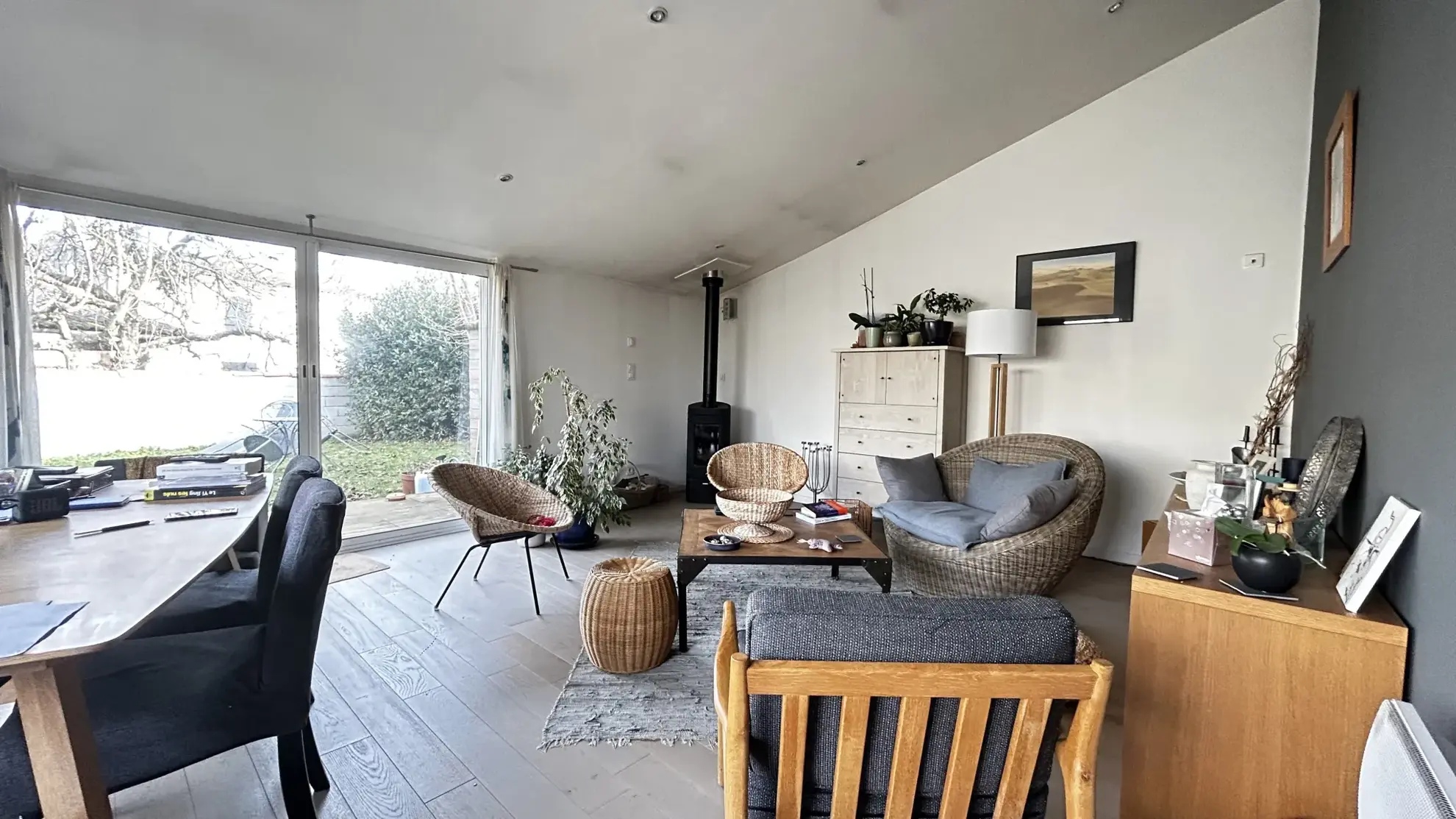 Charmante maison en pierre à Bessines avec jardin et deux chambres 