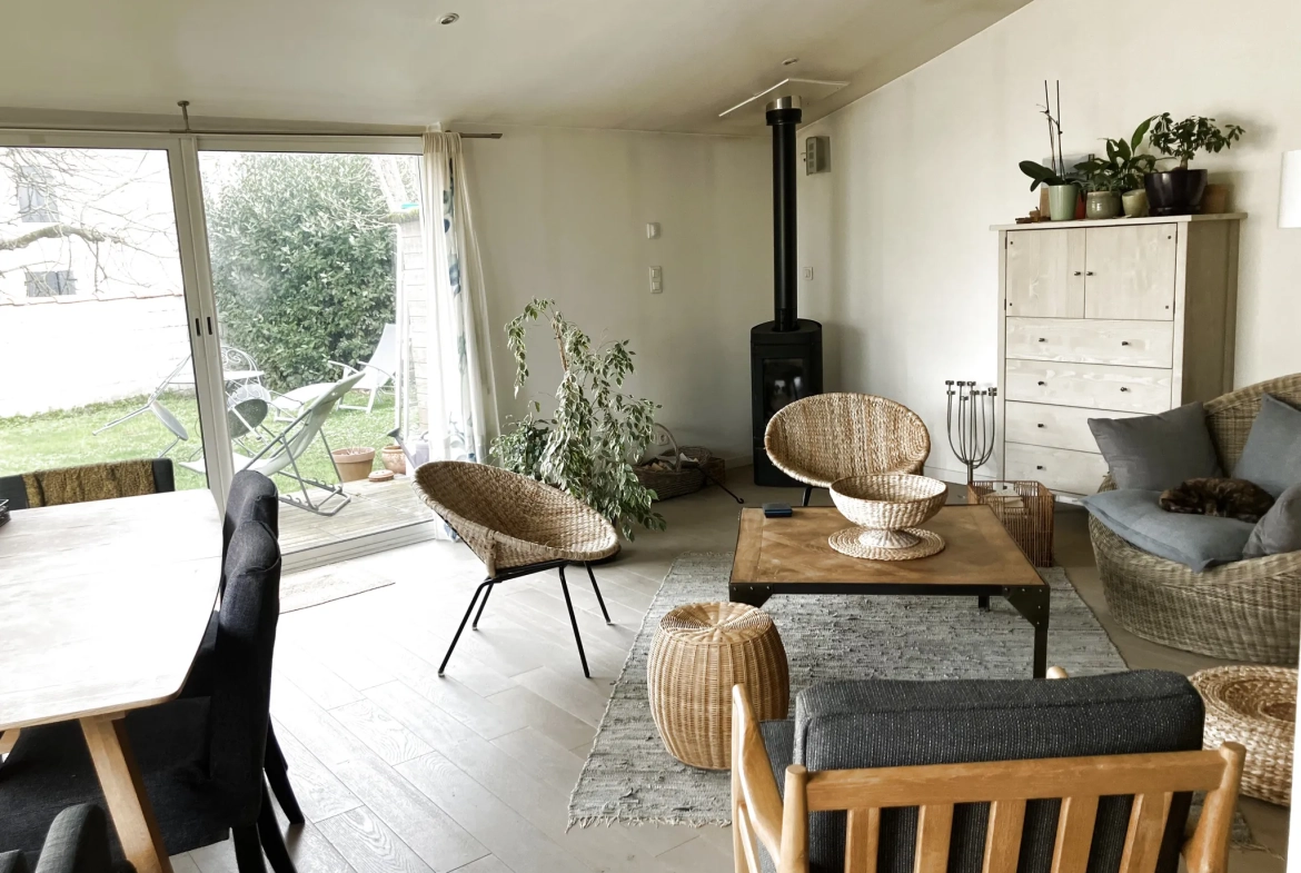 Charmante maison en pierre à Bessines avec jardin et deux chambres 