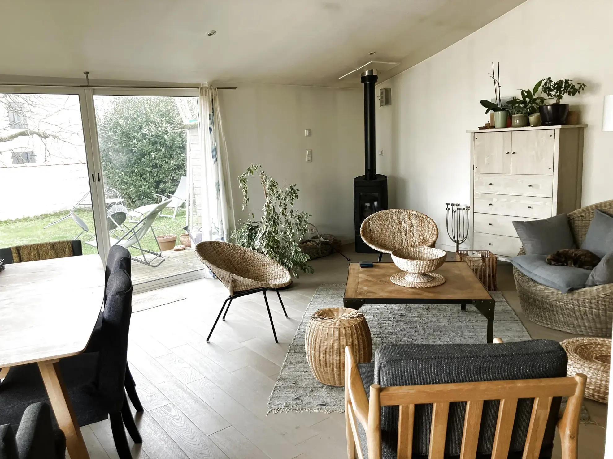 Charmante maison en pierre à Bessines avec jardin et deux chambres 