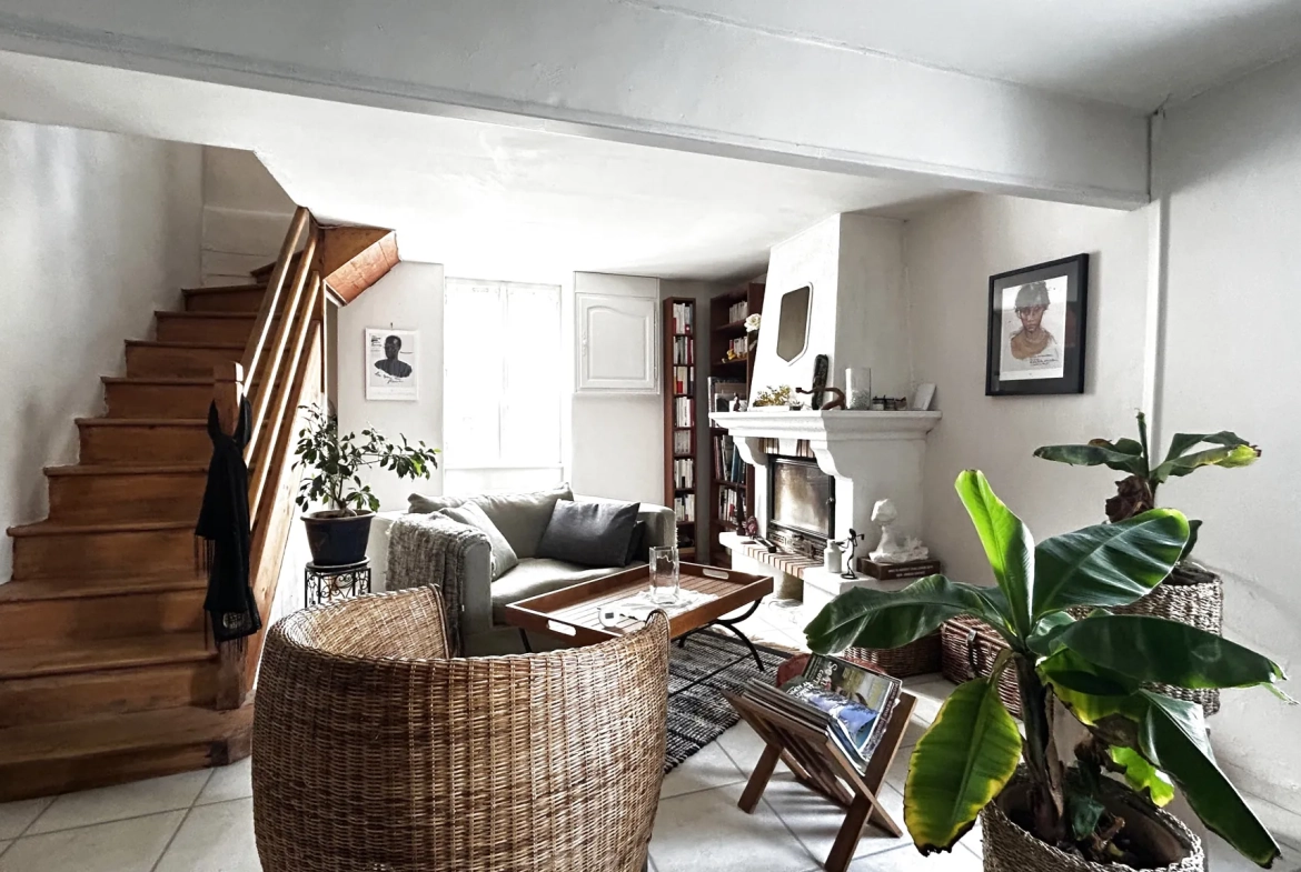 Charmante maison en pierre à Bessines avec jardin et deux chambres 