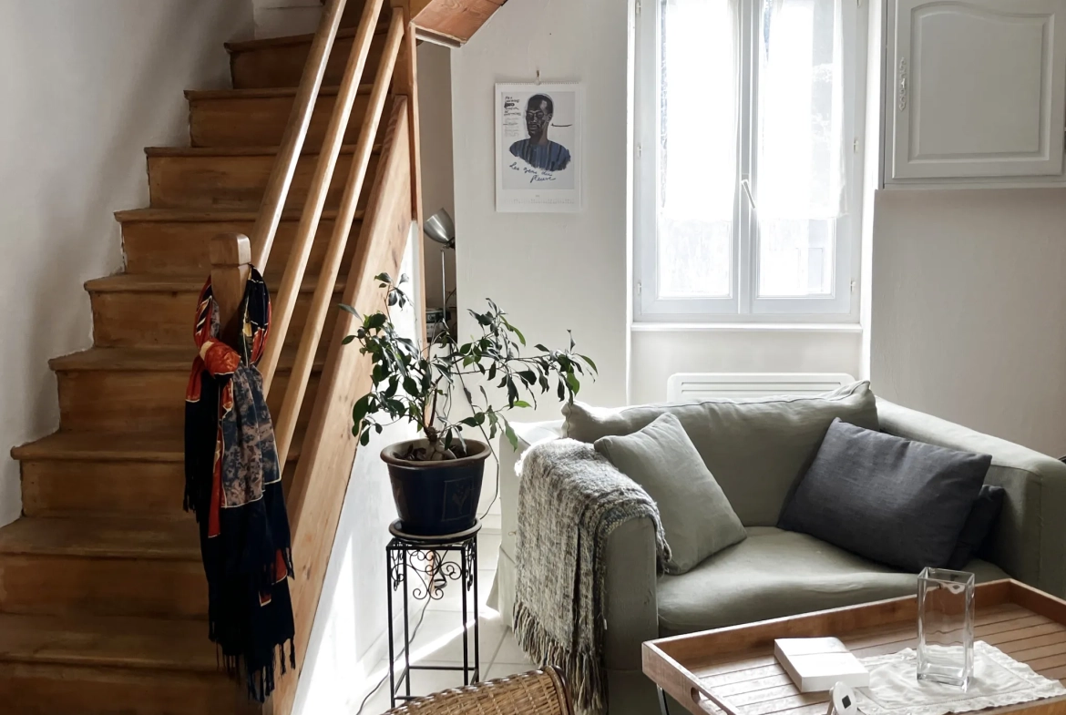 Charmante maison en pierre à Bessines avec jardin et deux chambres 