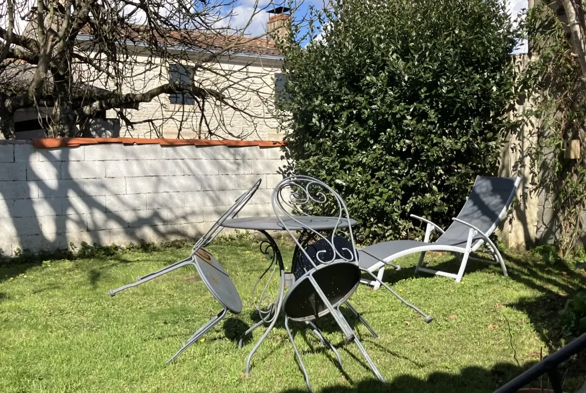 Charmante maison en pierre à Bessines avec jardin et deux chambres 