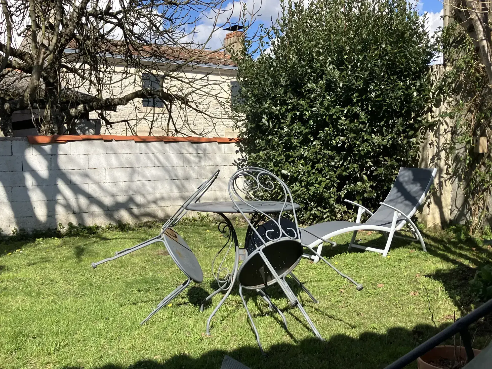 Charmante maison en pierre à Bessines avec jardin et deux chambres 
