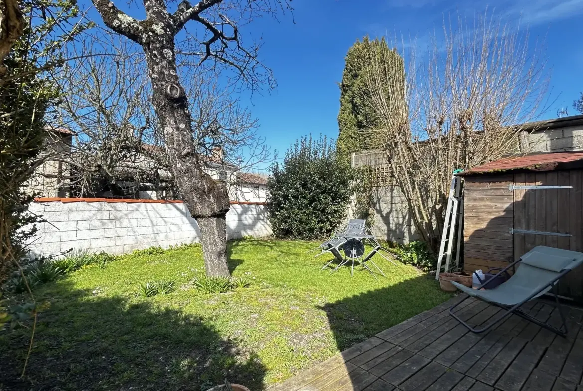 Charmante maison en pierre à Bessines avec jardin et deux chambres 