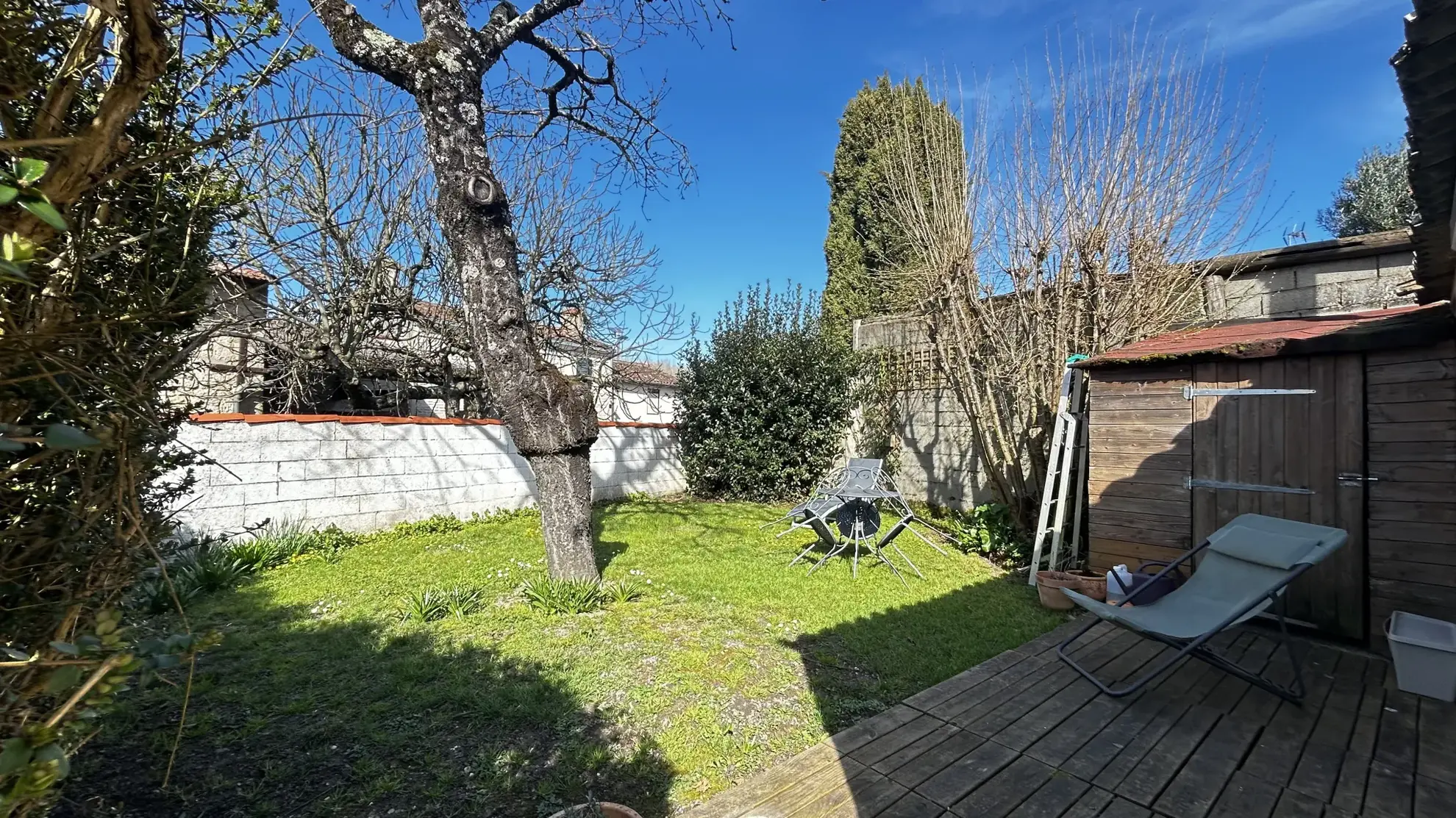 Charmante maison en pierre à Bessines avec jardin et deux chambres 