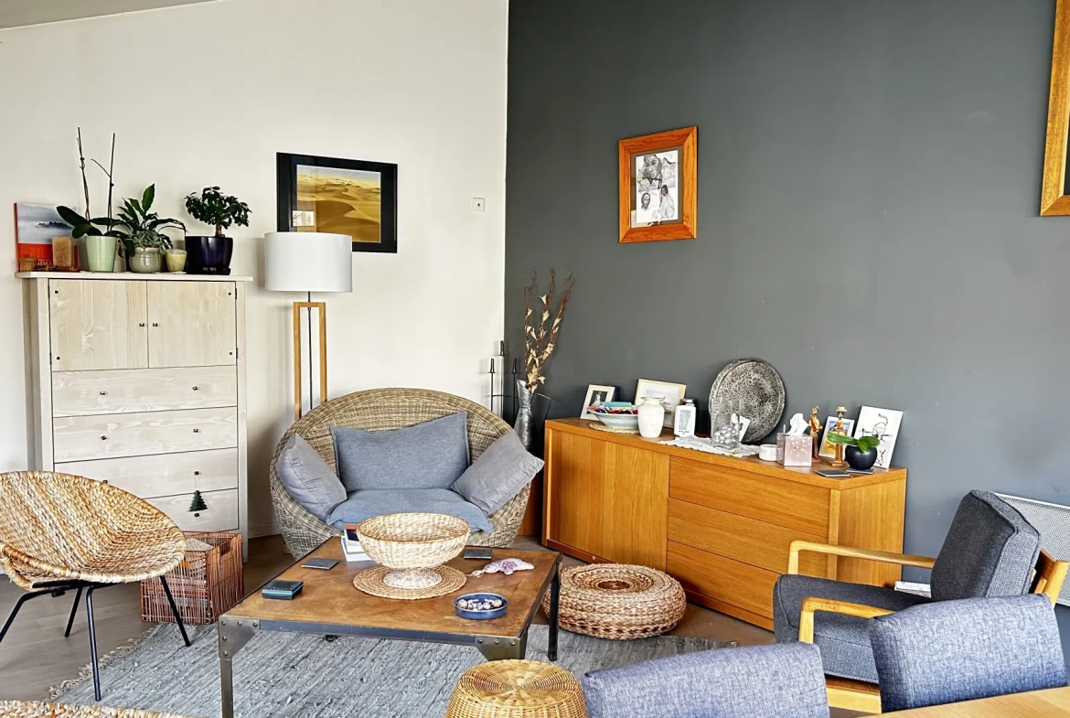 Charmante maison en pierre à Bessines avec jardin et deux chambres 