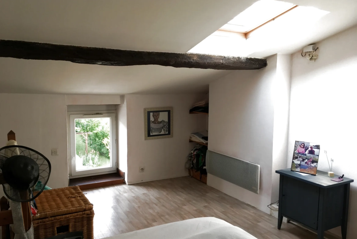 Charmante maison en pierre à Bessines avec jardin et deux chambres 