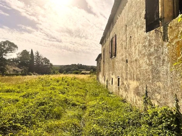 Mas en pierre à rénover à Saint Marcel de Careiret – Terrain constructible, potentiel 200 m²