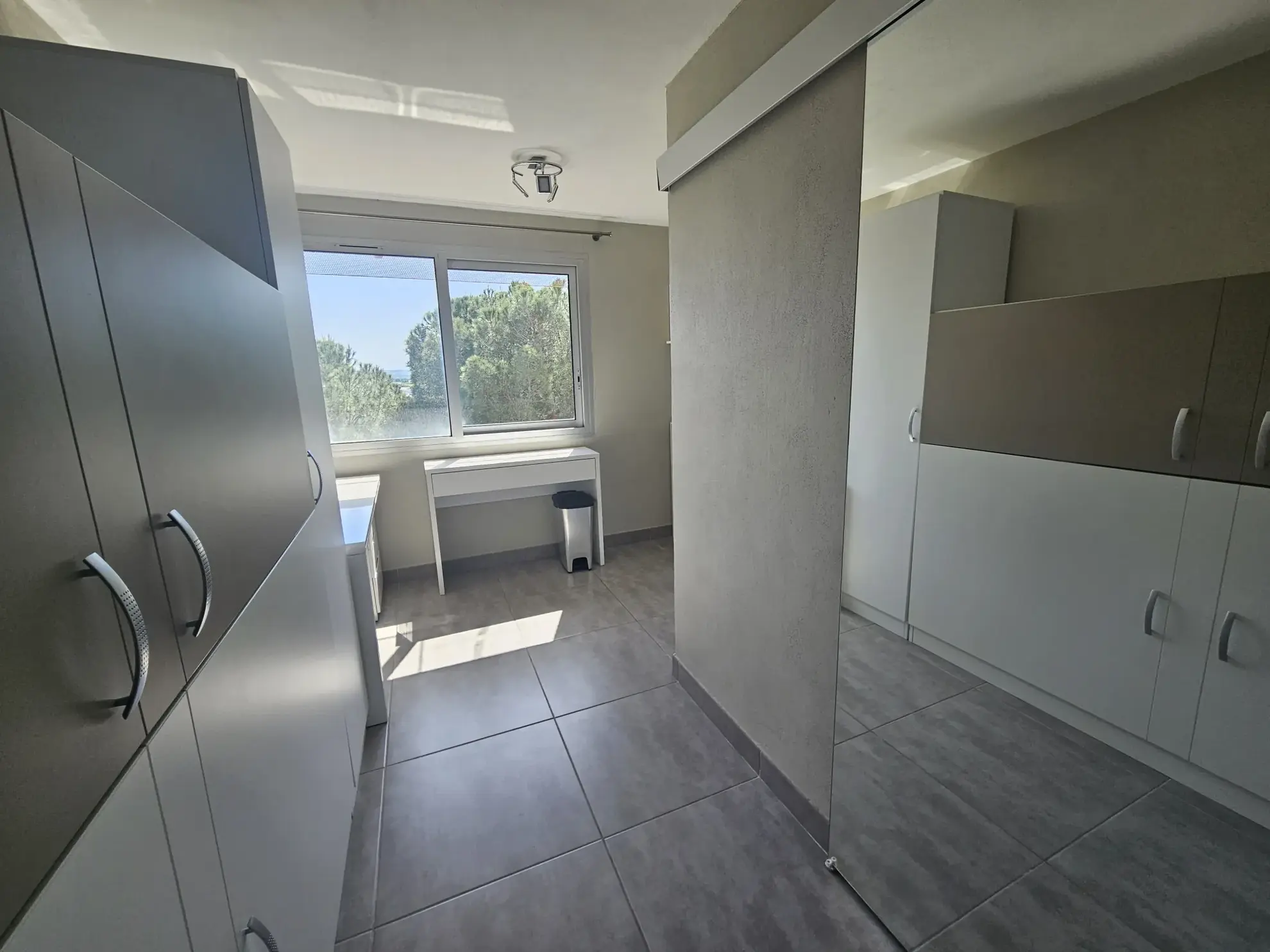 Studette à vendre à Nîmes Ouest avec parking privé, parfait état et forte rentabilité 
