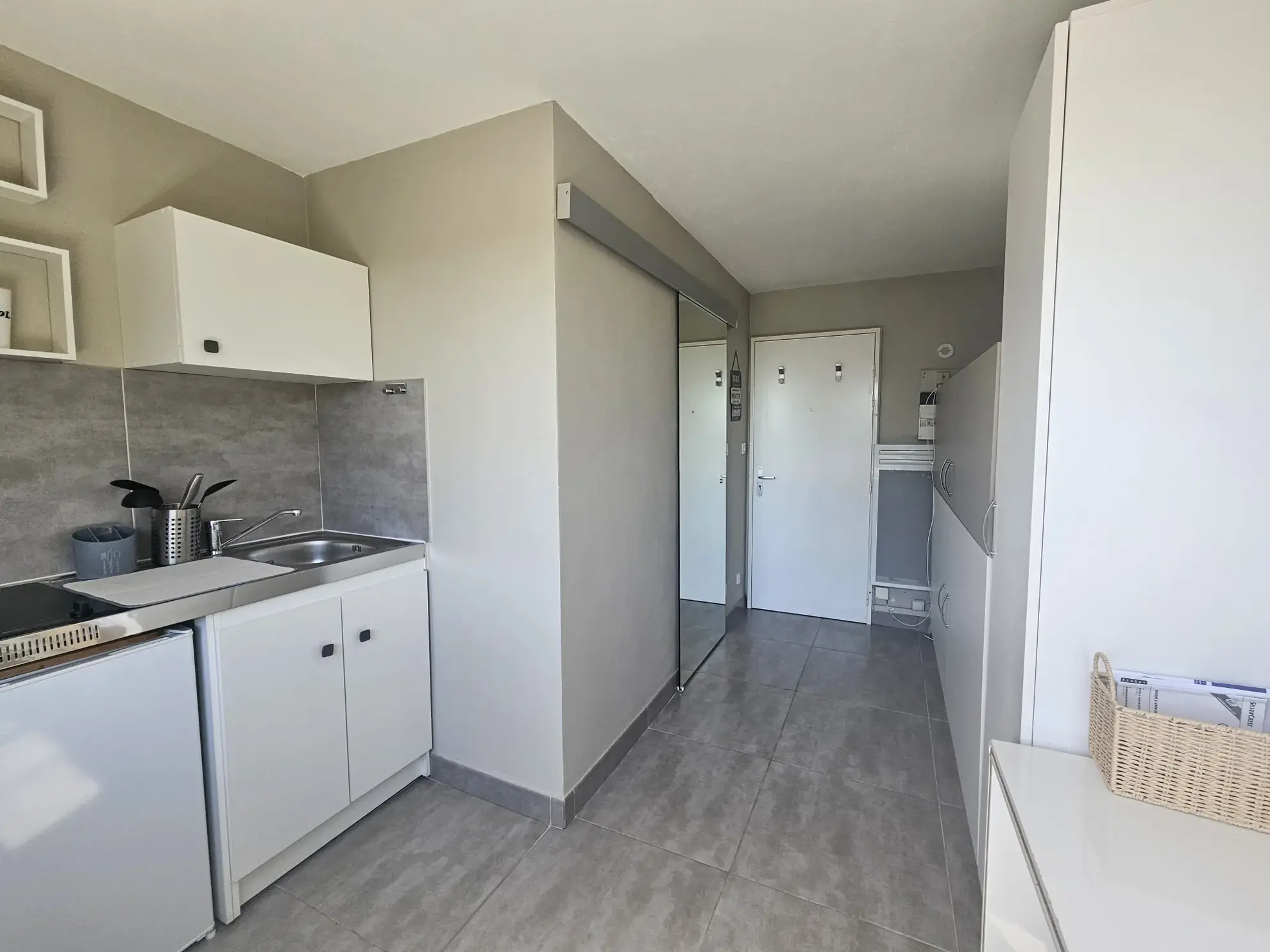 Studette à vendre à Nîmes Ouest avec parking privé, parfait état et forte rentabilité 