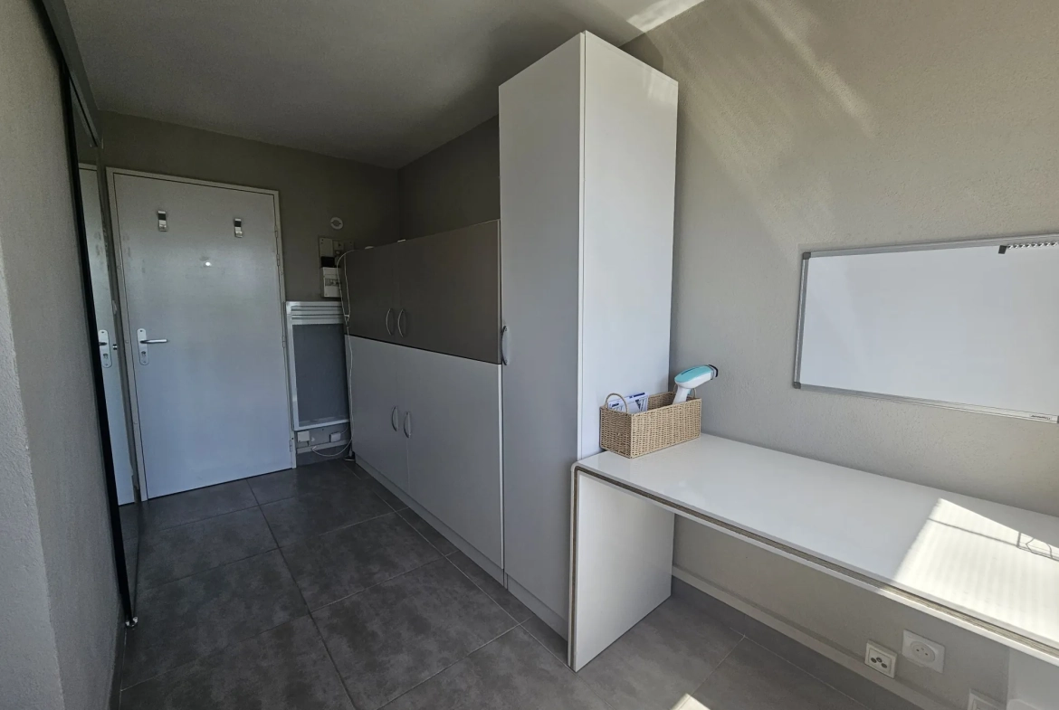Studette à vendre à Nîmes Ouest avec parking privé, parfait état et forte rentabilité 