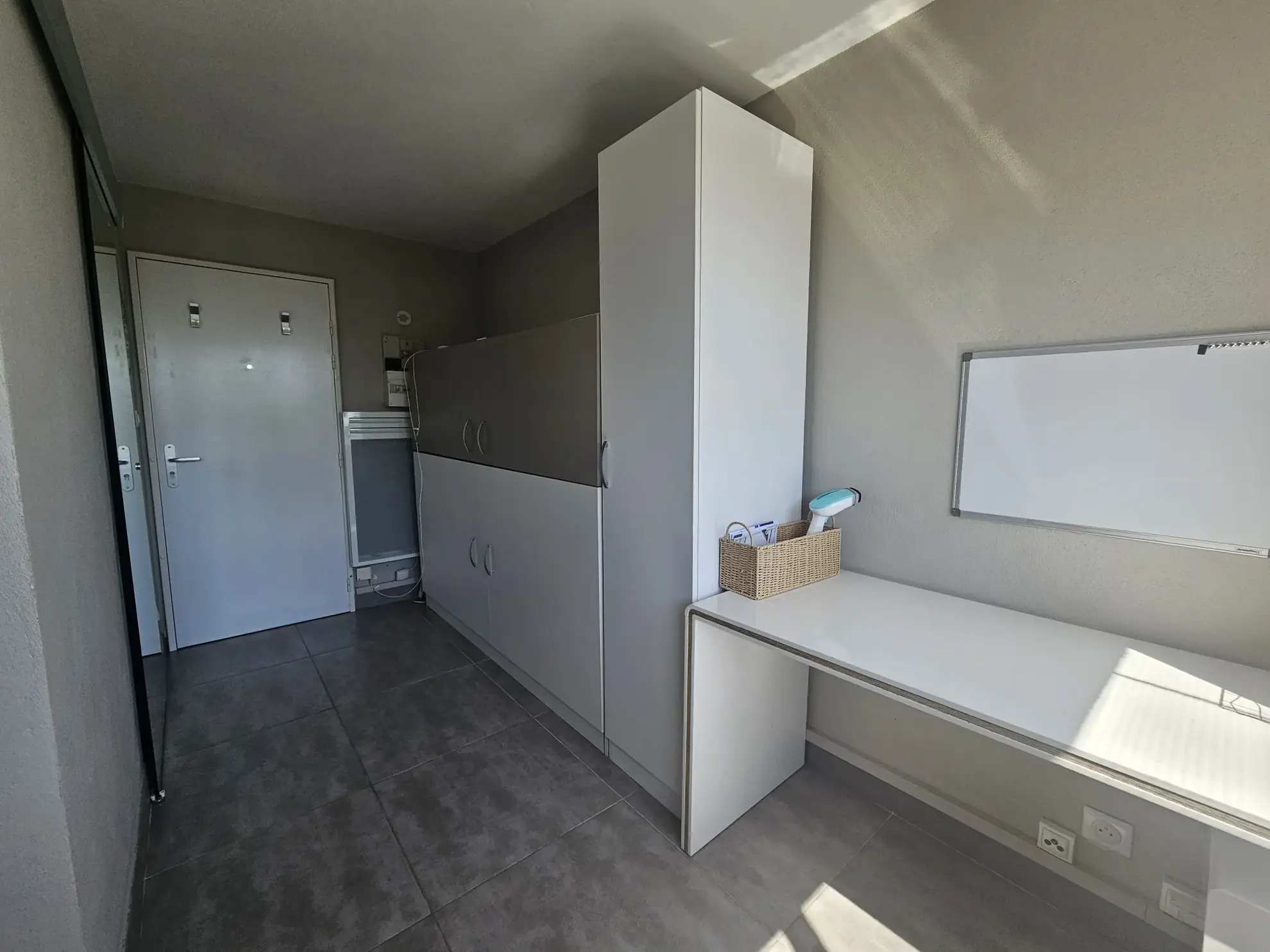 Studette à vendre à Nîmes Ouest avec parking privé, parfait état et forte rentabilité 