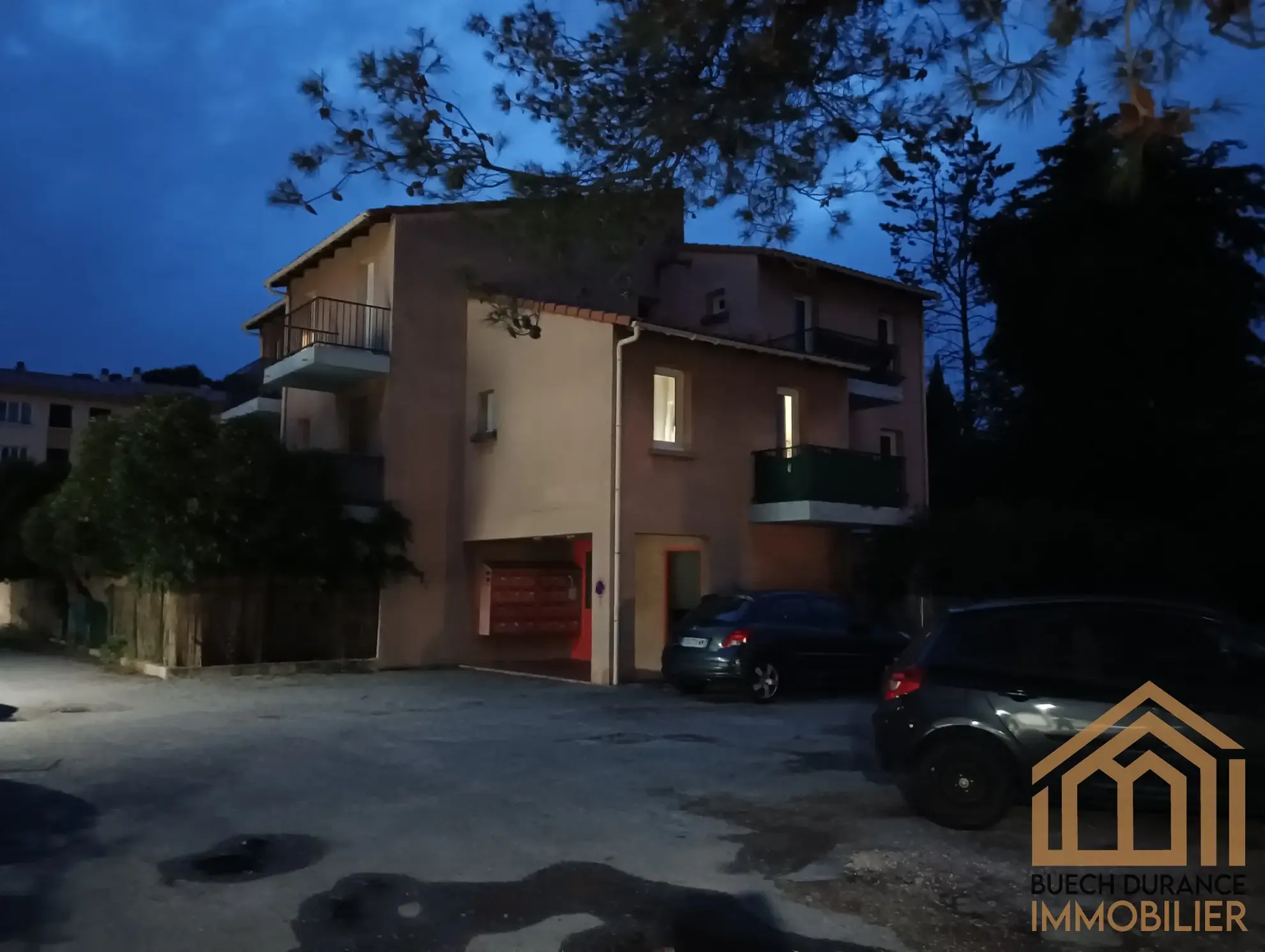 Studio à vendre à Aix-en-Provence avec parking, investissement locatif sûr 
