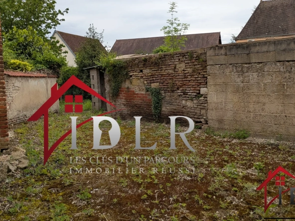 Immeuble de 190m² à rénover au centre-ville avec jardin à Chaussin