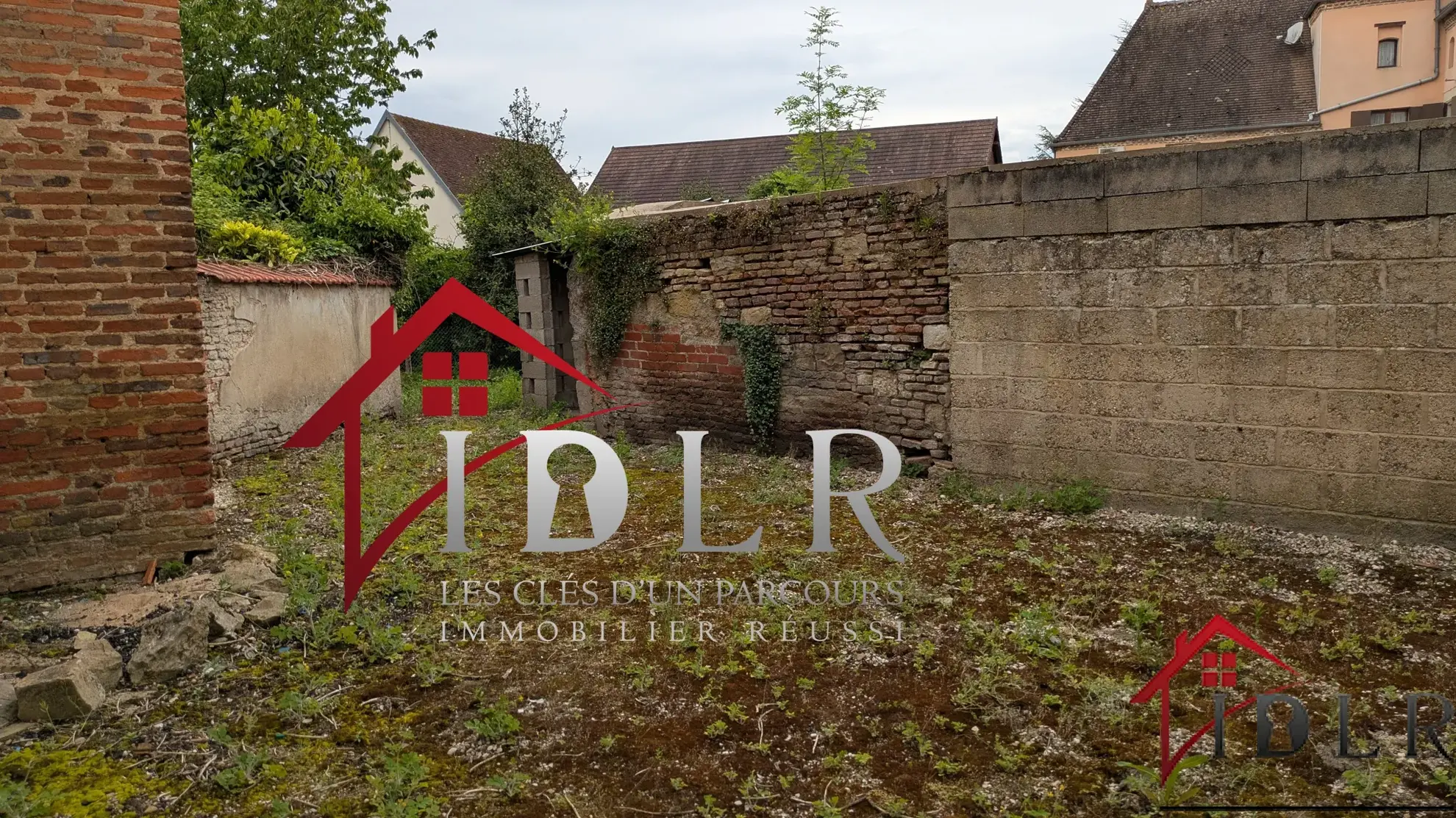 Immeuble de 190m² à rénover au centre-ville avec jardin à Chaussin 