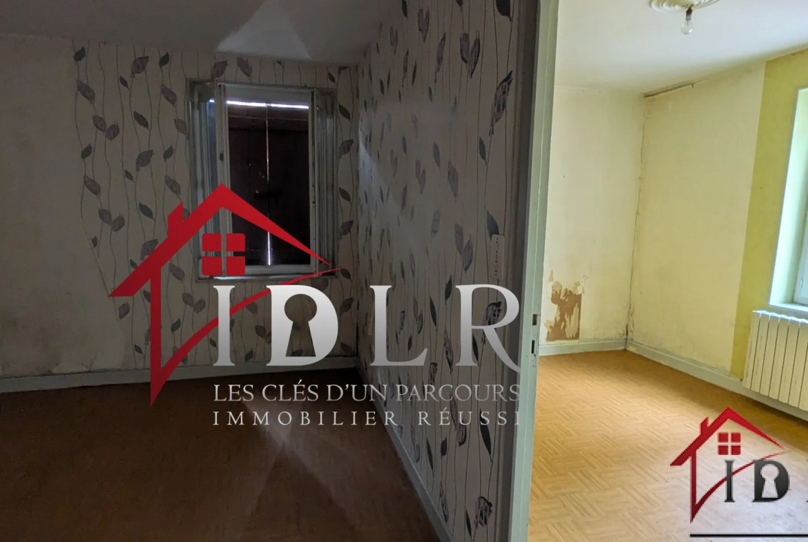 Immeuble de 190m² à rénover au centre-ville avec jardin à Chaussin 