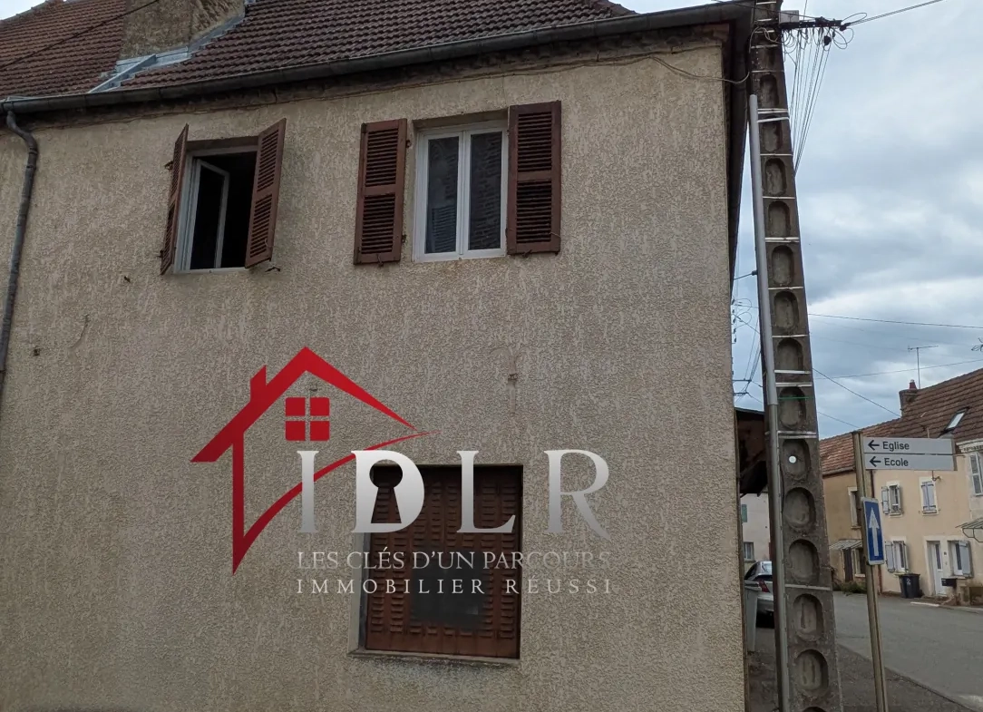 Immeuble de 190m² à rénover au centre-ville avec jardin à Chaussin 