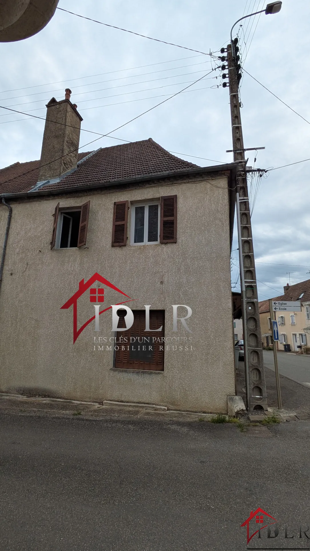 Immeuble de 190m² à rénover au centre-ville avec jardin à Chaussin 