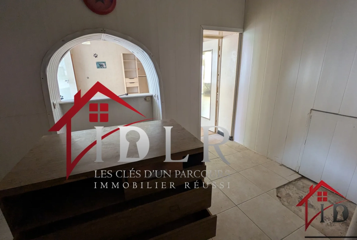 Immeuble de 190m² à rénover au centre-ville avec jardin à Chaussin 
