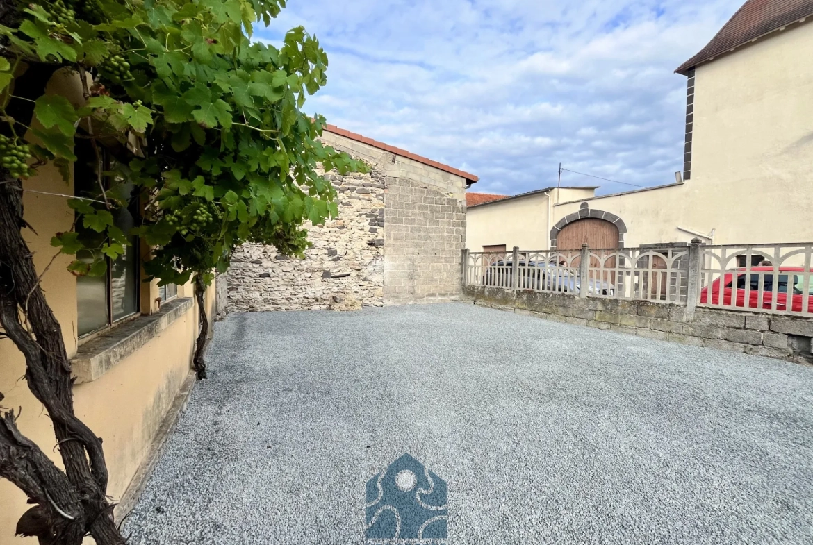 Maison 5 pièces avec garage, cave, terrain et terrasse à Saint-Bonnet-Près-Riom 