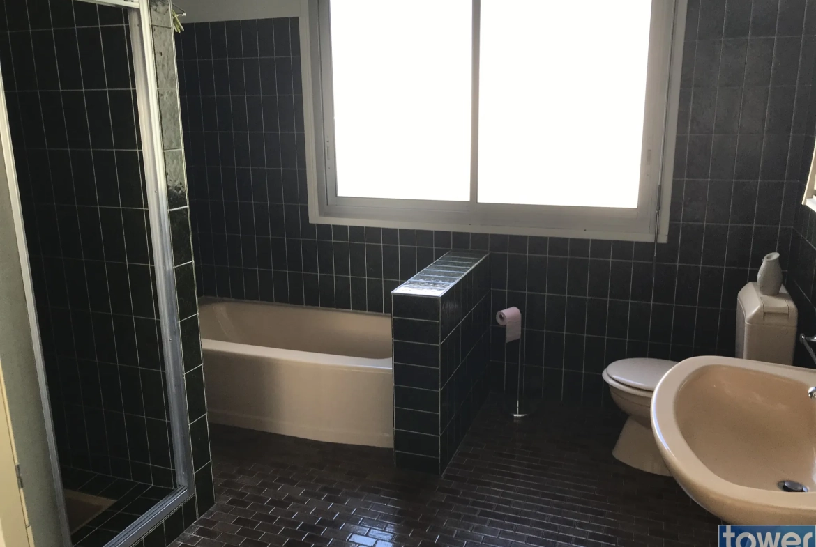 Pavillon traditionnel de 125m² avec sous-sol de 158m² à Agen 