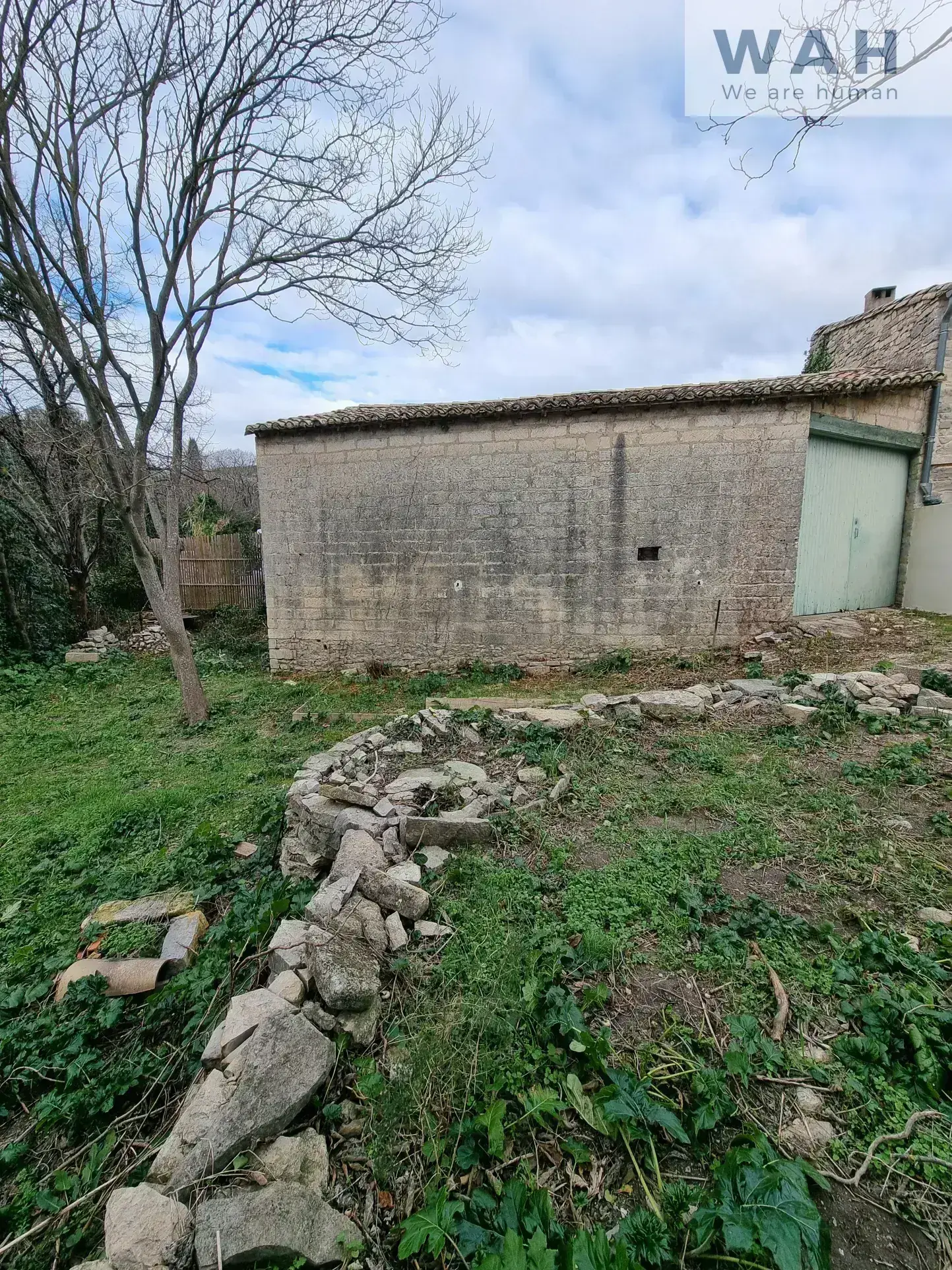 Remise en pierre viabilisée à Saint Bauzille de Montmel – Rénovation ou extension possible 