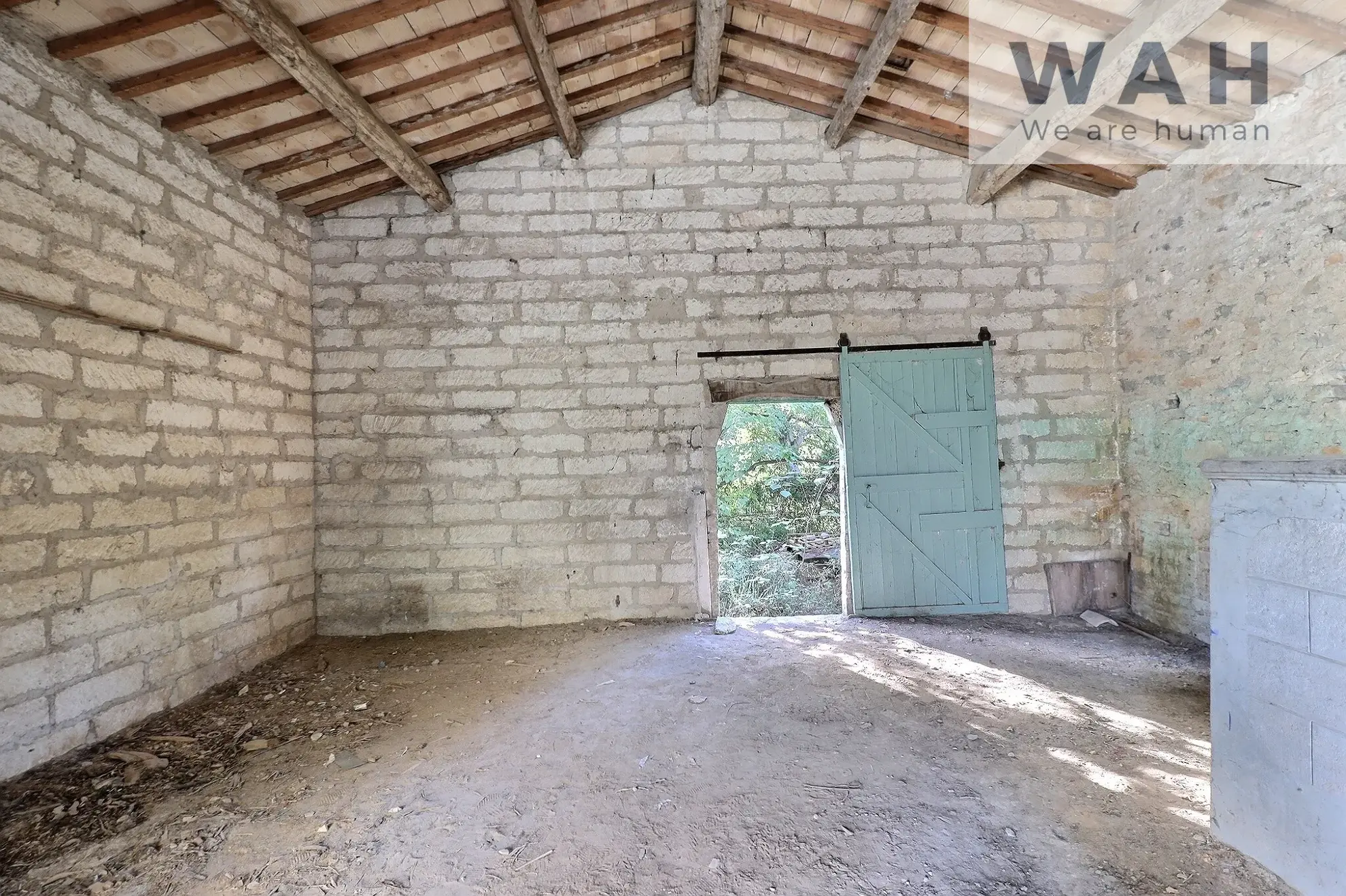 Remise en pierre viabilisée à Saint Bauzille de Montmel – Rénovation ou extension possible 