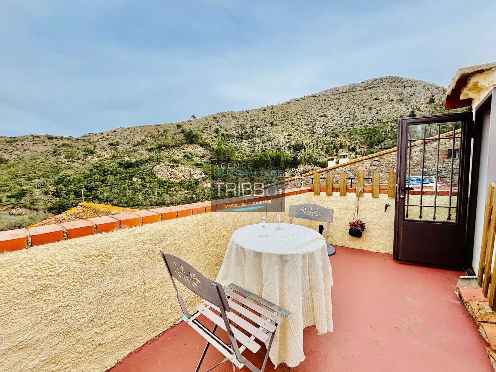 Charmante maison de village avec terrasse à Castelnou, près du charme médiéval 