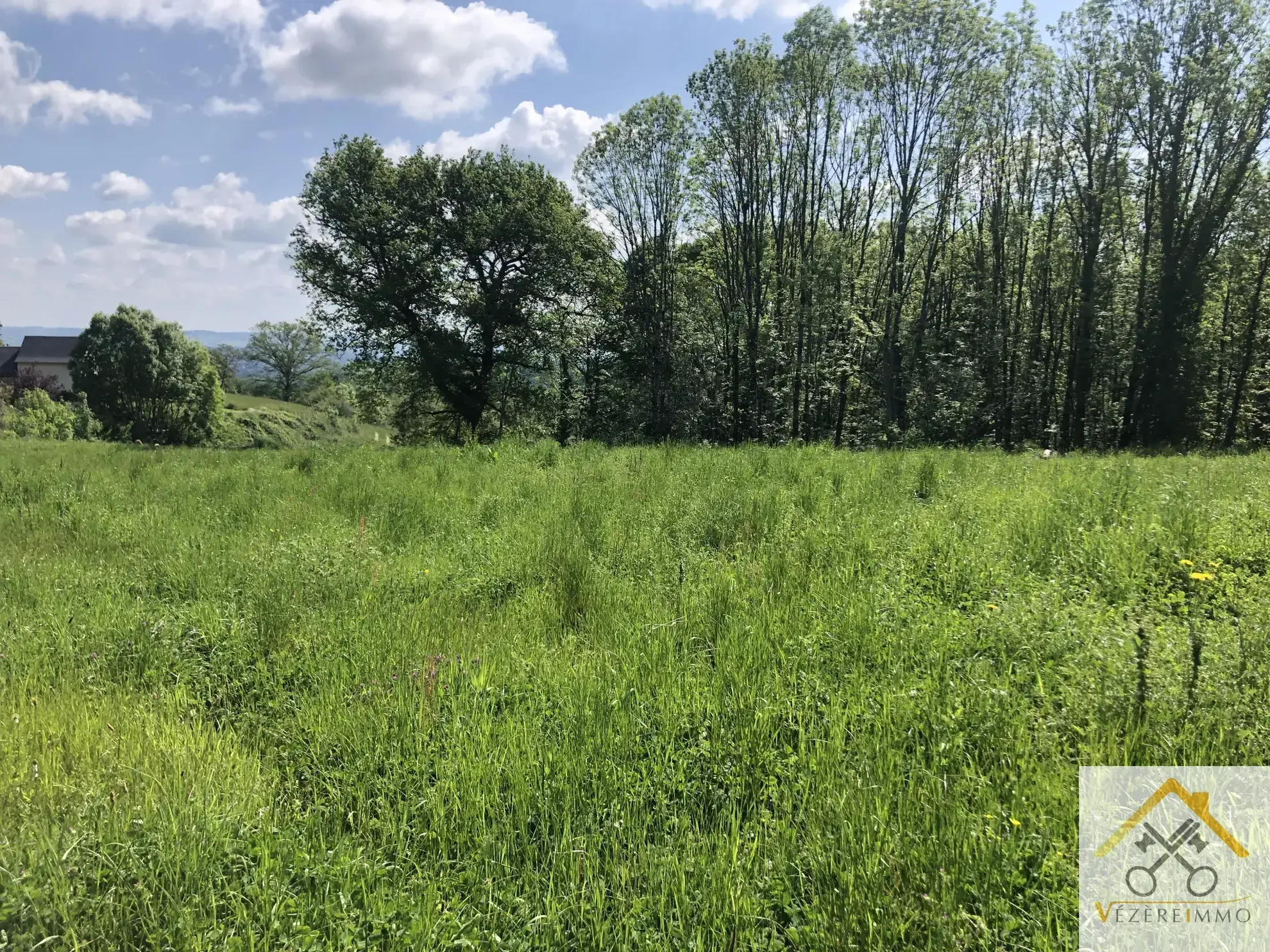 Terrain constructible en campagne à Saint Cyprien de 2293 m² avec jolie vue 