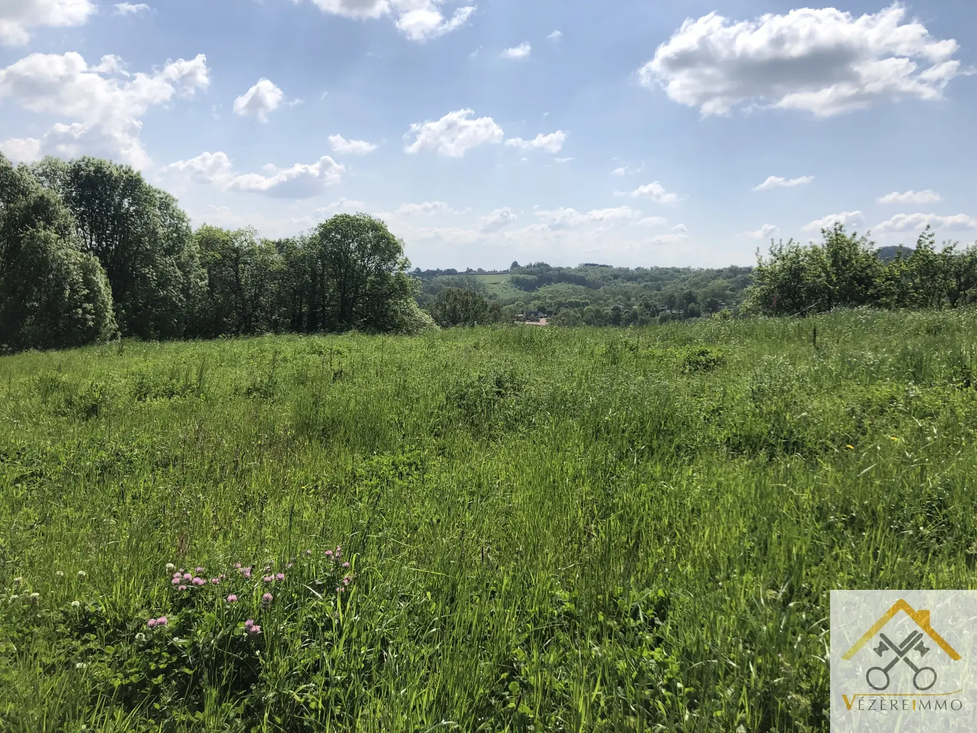 Terrain constructible en campagne à Saint Cyprien de 2293 m² avec jolie vue 