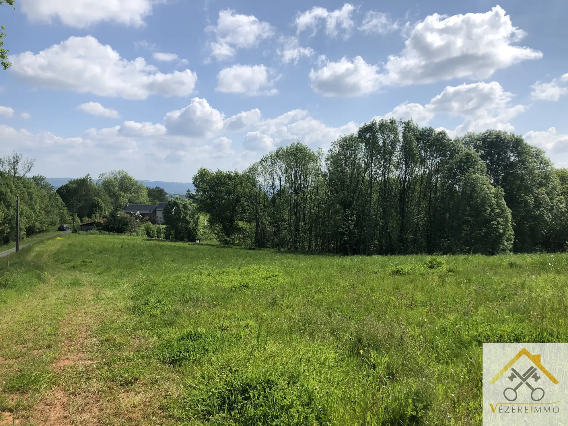 Terrain constructible en campagne à Saint Cyprien de 2293 m² avec jolie vue 