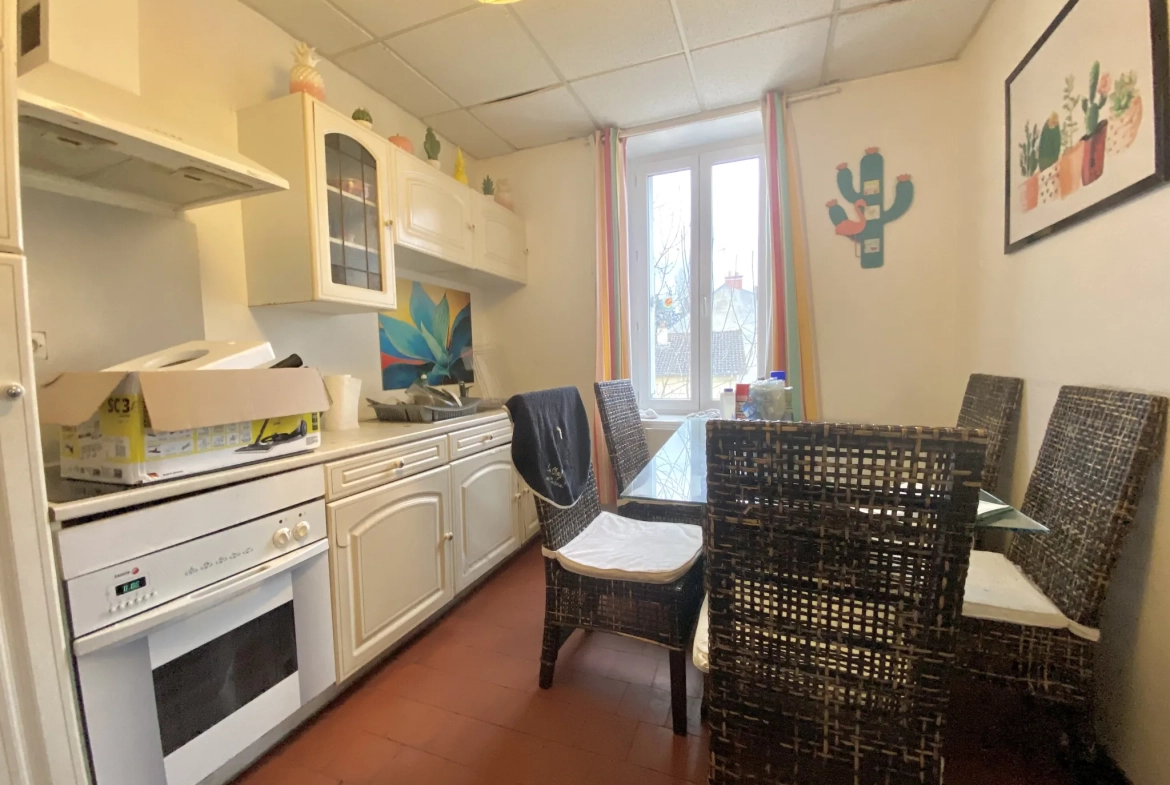 Immeuble à Vierzon avec 3 lots, garage, potentiel d'aménagement 