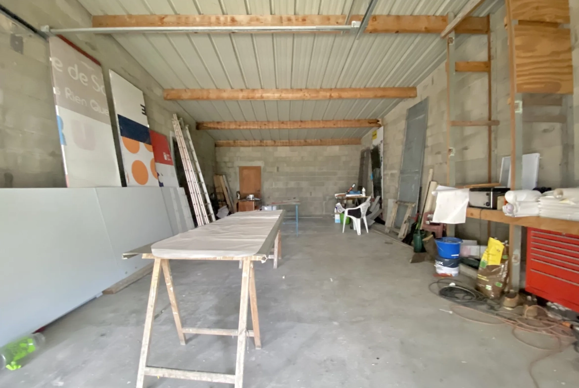 Immeuble à Vierzon avec 3 lots, garage, potentiel d'aménagement 