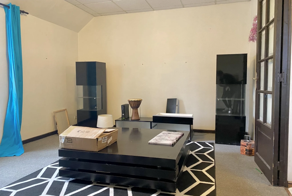 Immeuble à Vierzon avec 3 lots, garage, potentiel d'aménagement 