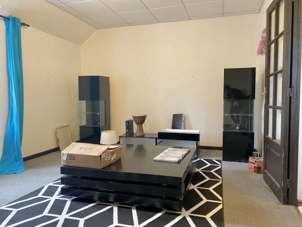 Immeuble à Vierzon avec 3 lots, garage, potentiel d'aménagement