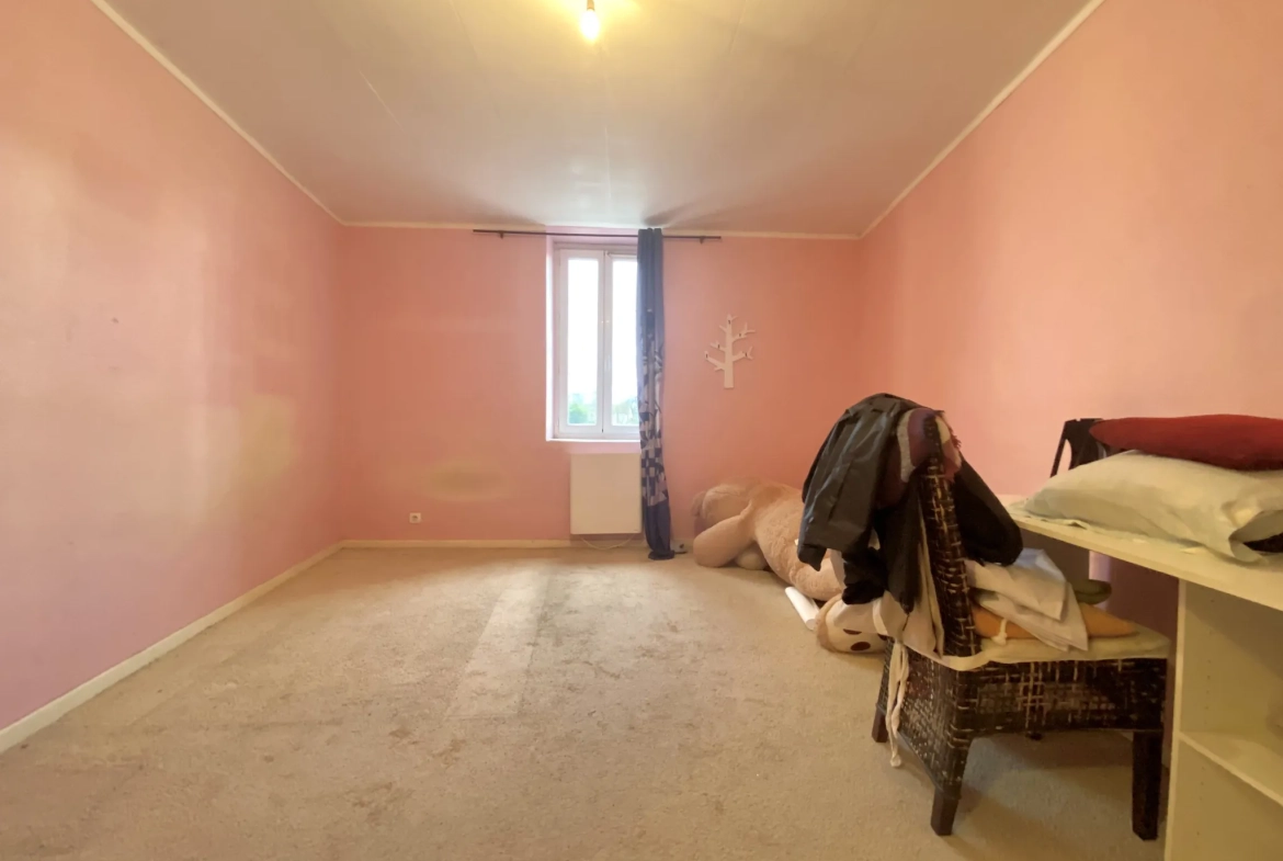 Immeuble à Vierzon avec 3 lots, garage, potentiel d'aménagement 