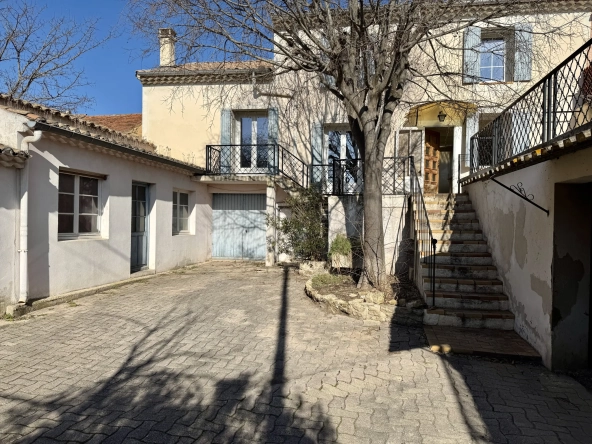 Charmante maison de village avec terrasse et dépendances à Sérignan-Du-Comtat