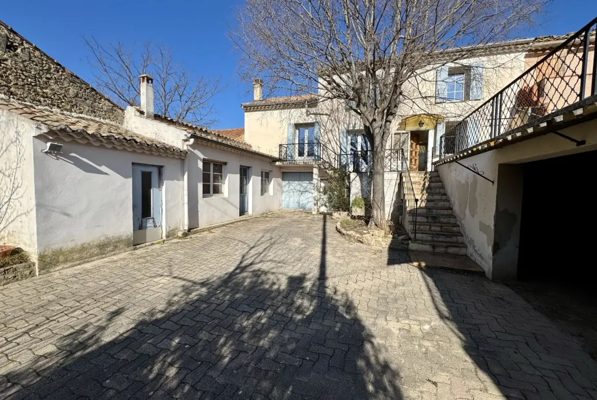 Charmante maison de village avec terrasse et dépendances à Sérignan-Du-Comtat 