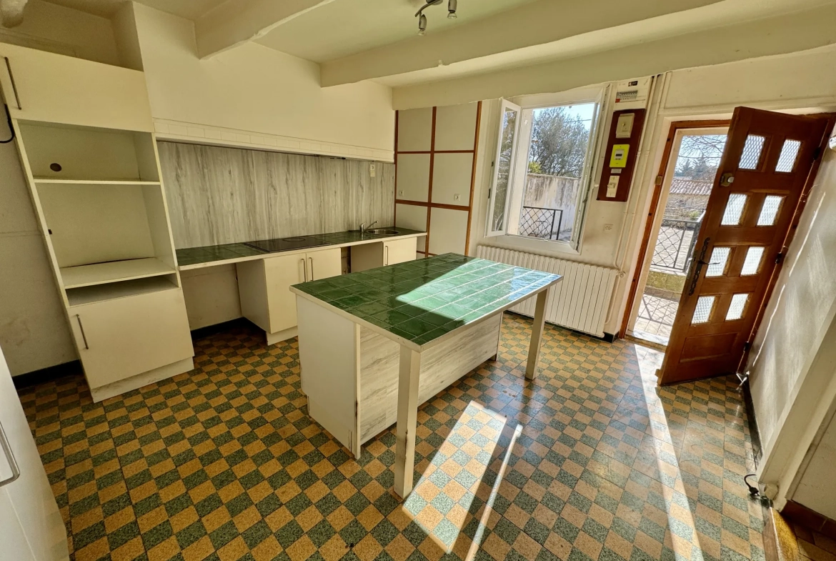 Charmante maison de village avec terrasse et dépendances à Sérignan-Du-Comtat 