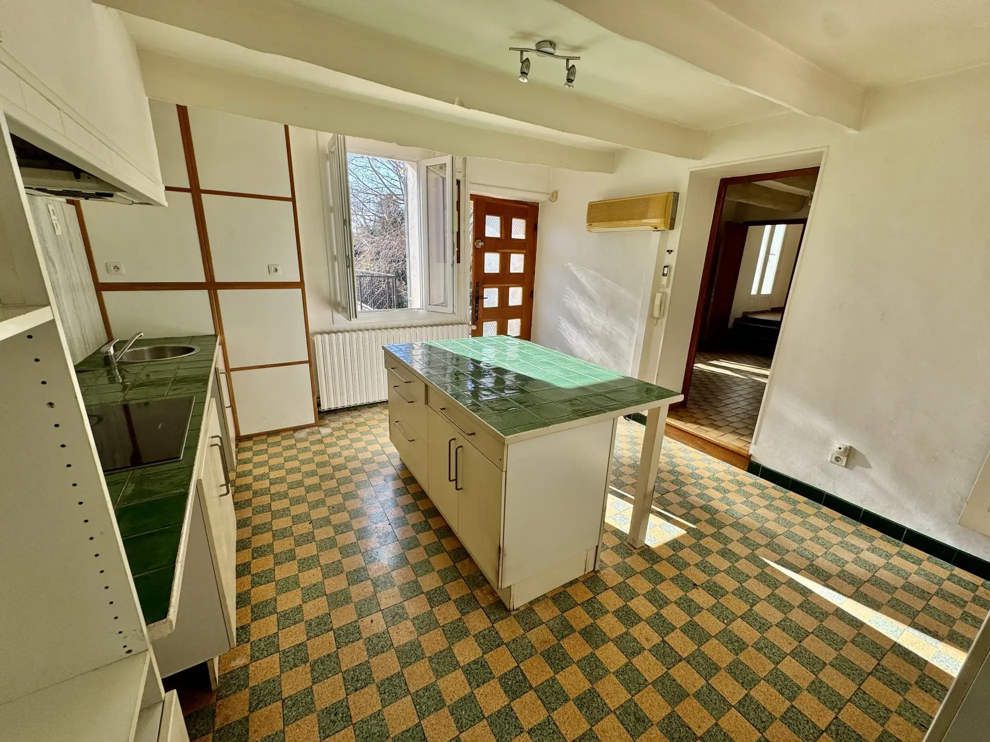 Charmante maison de village avec terrasse et dépendances à Sérignan-Du-Comtat 