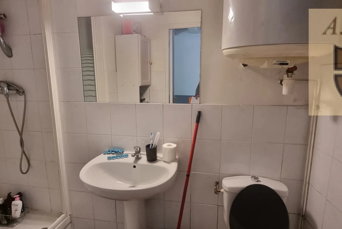 Immeuble à vendre à Vendôme avec trois studios loués, idéal investissement locatif 