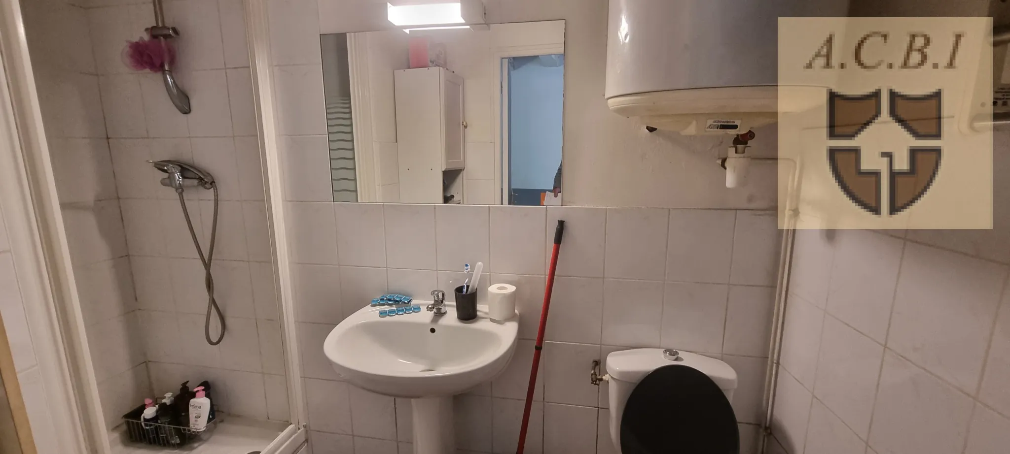 Immeuble à vendre à Vendôme avec trois studios loués, idéal investissement locatif 