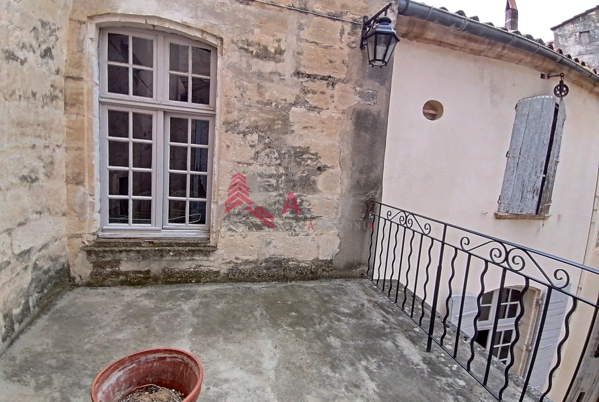 Belle maison de maître à rénover à Beaucaire - grand potentiel et charme d'époque 