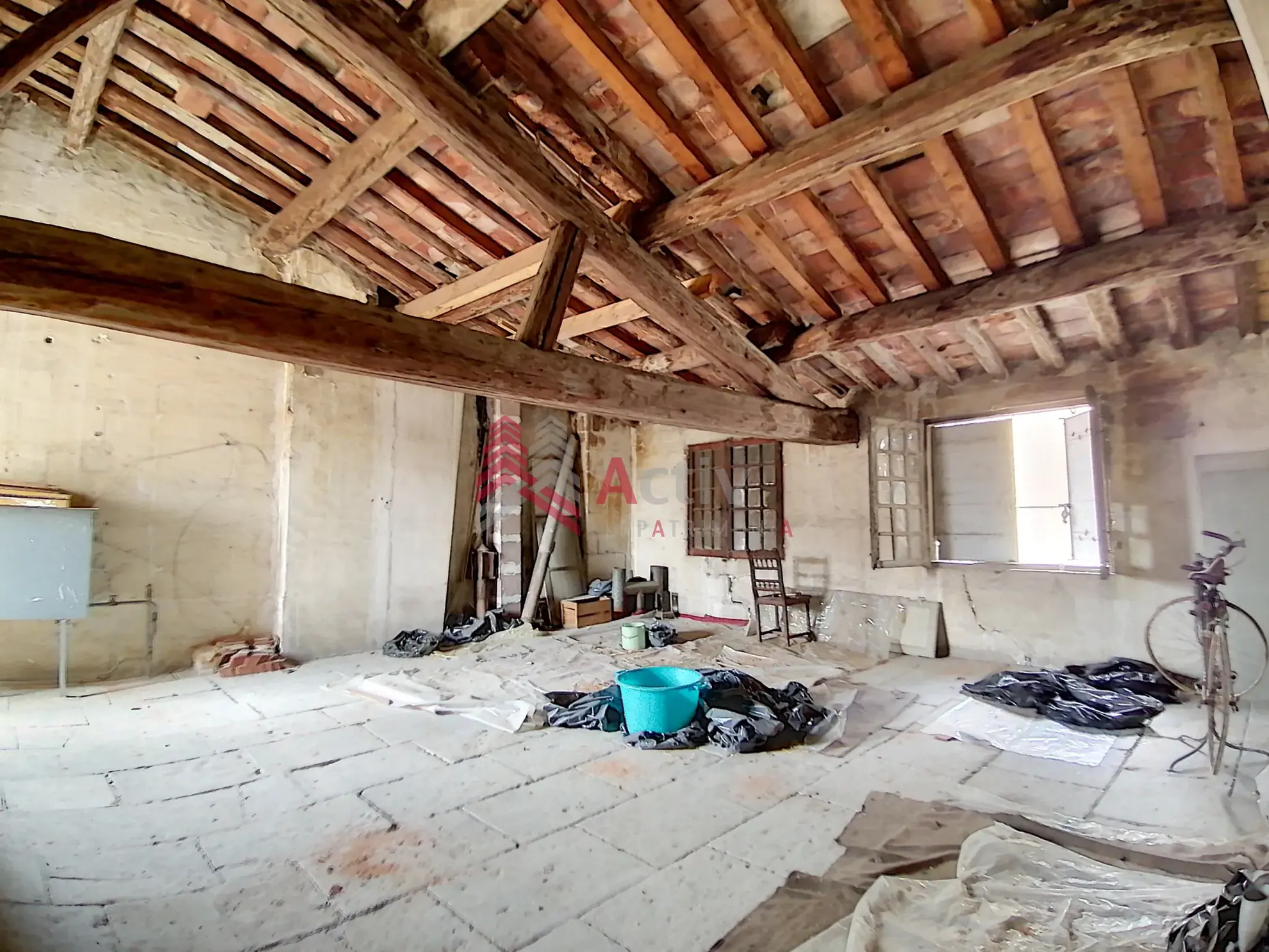 Belle maison de maître à rénover à Beaucaire - grand potentiel et charme d'époque 