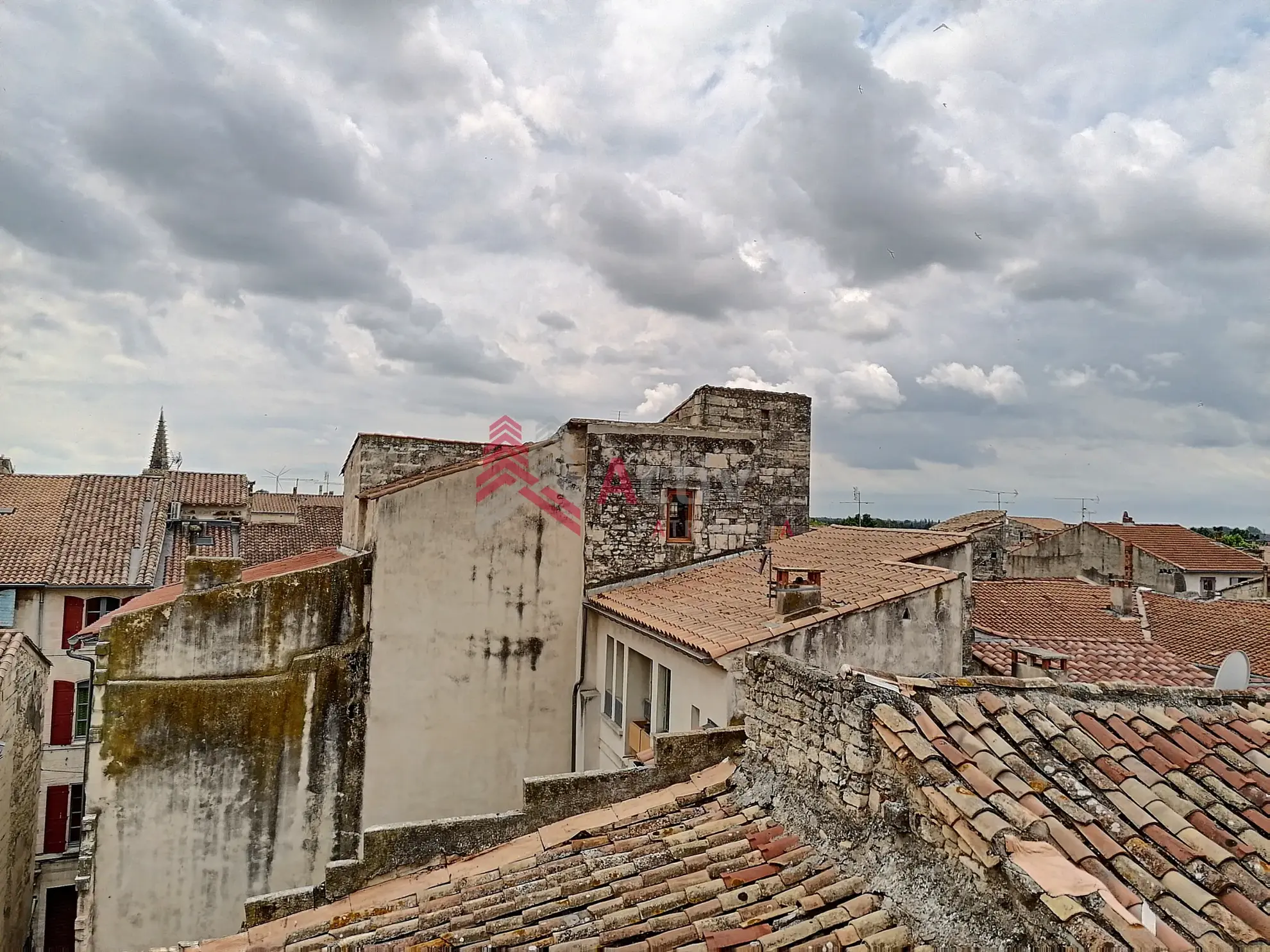 Belle maison de maître à rénover à Beaucaire - grand potentiel et charme d'époque 