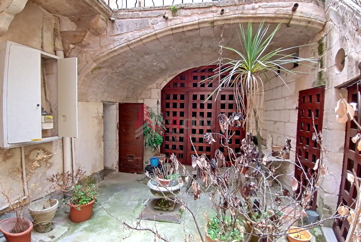 Belle maison de maître à rénover à Beaucaire - grand potentiel et charme d'époque 