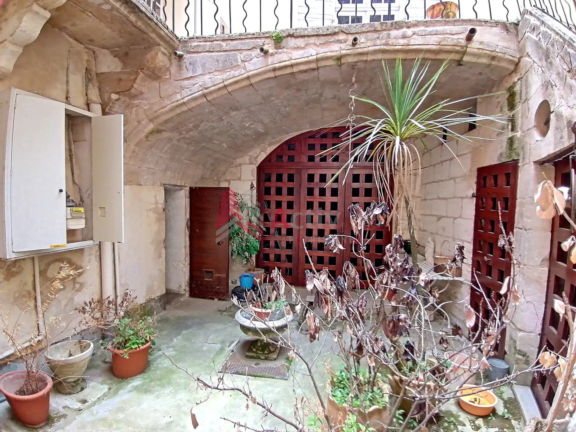 Belle maison de maître à rénover à Beaucaire - grand potentiel et charme d'époque 