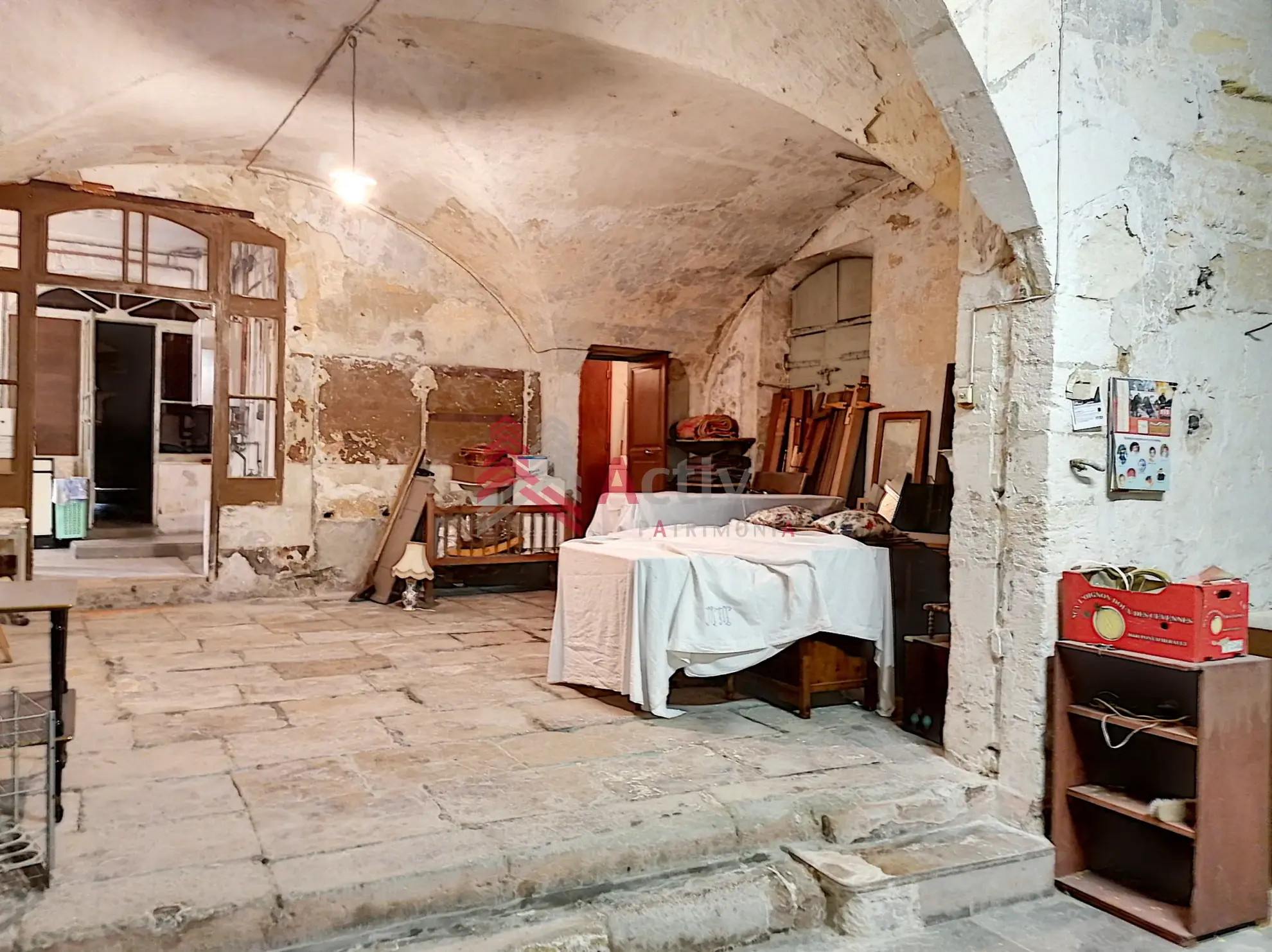Belle maison de maître à rénover à Beaucaire - grand potentiel et charme d'époque 