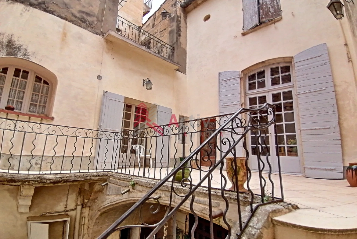 Belle maison de maître à rénover à Beaucaire - grand potentiel et charme d'époque 
